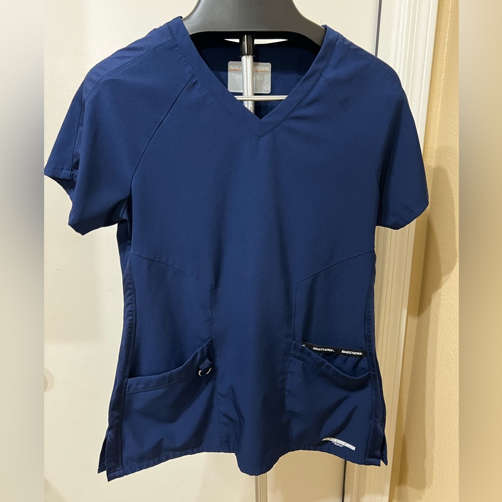 Sketchers by Barco Womens navy blue scrub top, v neck size small, stretch
